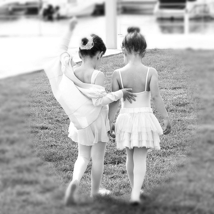 Zwei Mädchen im Tanzkleid