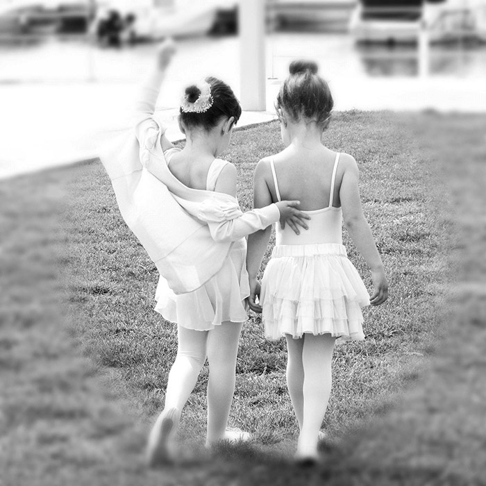 Foto: Pixabay Zwei Mädchen im Tanzkleid